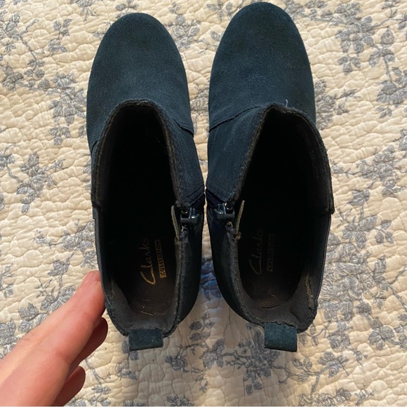 Clarks Collection Crystal Quartz Blue Suede Ankle Wedge Booties Size 6.5 - Picture 8 of 9